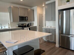 138 E Crown Point Dr in Saratoga Springs, UT - Building Photo - Building Photo