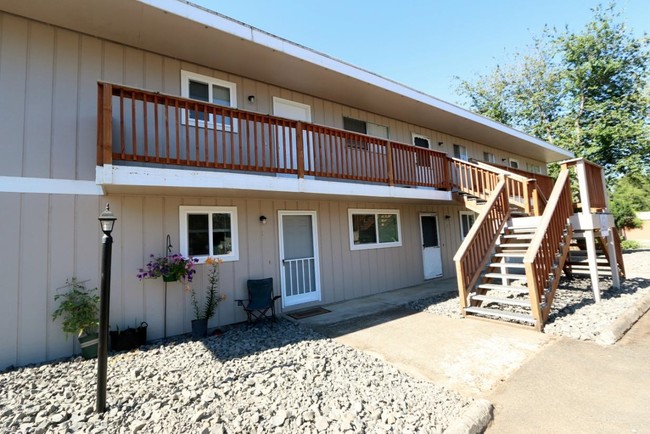 Sweetbriar Apartments in Sweet Home, OR - Building Photo - Building Photo