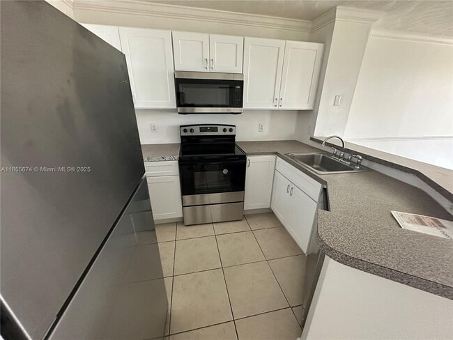 8710 N Sherman Cir in Miramar, FL - Building Photo - Building Photo