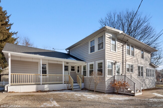 725 E Chicago Ave-Unit -B in Naperville, IL - Foto de edificio - Building Photo