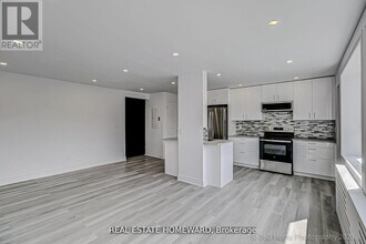 419 Woodbine Ave in Toronto, ON - Building Photo - Building Photo