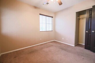 9915 Mustang Creek Way in Las Vegas, NV - Building Photo - Building Photo