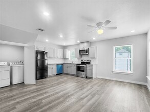 8217 Crestview Dr in Houston, TX - Building Photo - Building Photo