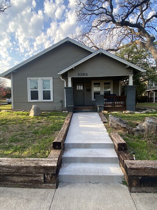 1093 W Sloan St in Stephenville, TX - Building Photo