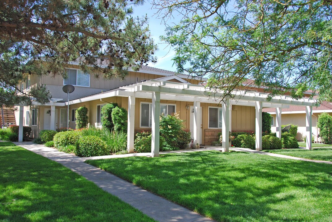 Whispering Woods in Modesto, CA - Foto de edificio