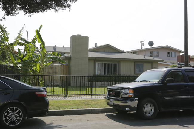 1621 Cedar St in Santa Ana, CA - Foto de edificio - Building Photo