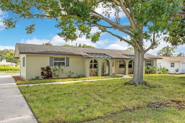 1143 E Fowler Dr in Deltona, FL - Building Photo - Building Photo