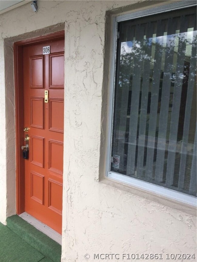 property at 3571 Inverrary Dr