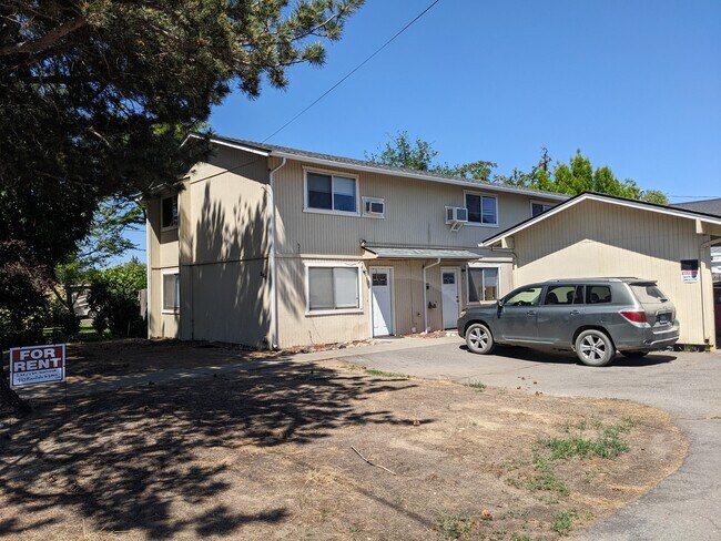 250 N 5th St in Central Point, OR - Foto de edificio - Building Photo