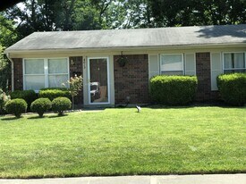 4015 Tally Ho Ct in Louisville, KY - Building Photo