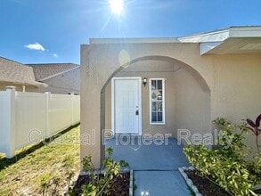 7048 Hollowell Dr in Tampa, FL - Building Photo - Building Photo