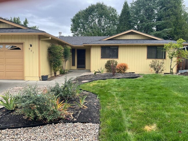 931 La Loma Dr in Medford, OR - Building Photo - Building Photo