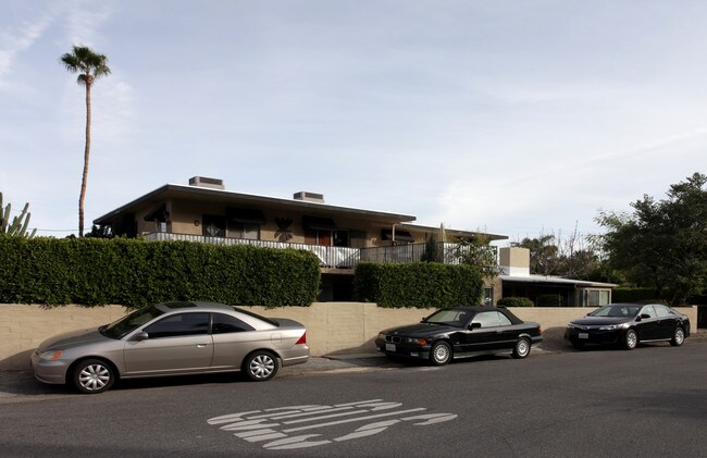 487 W Arenas Rd in Palm Springs, CA - Foto de edificio - Building Photo