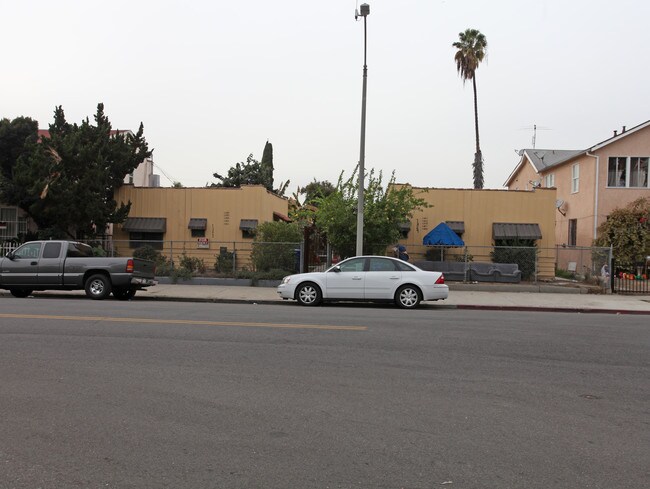 1351-1369 N Hobart Blvd in Los Angeles, CA - Foto de edificio - Building Photo