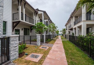 4769 NW 83rd Pkwy in Doral, FL - Building Photo - Building Photo
