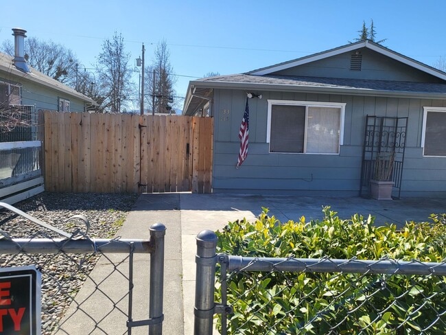 733-735 SW H St in Grants Pass, OR - Building Photo - Building Photo