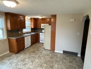 879 Camelia St NW in Hartville, OH - Foto de edificio - Building Photo