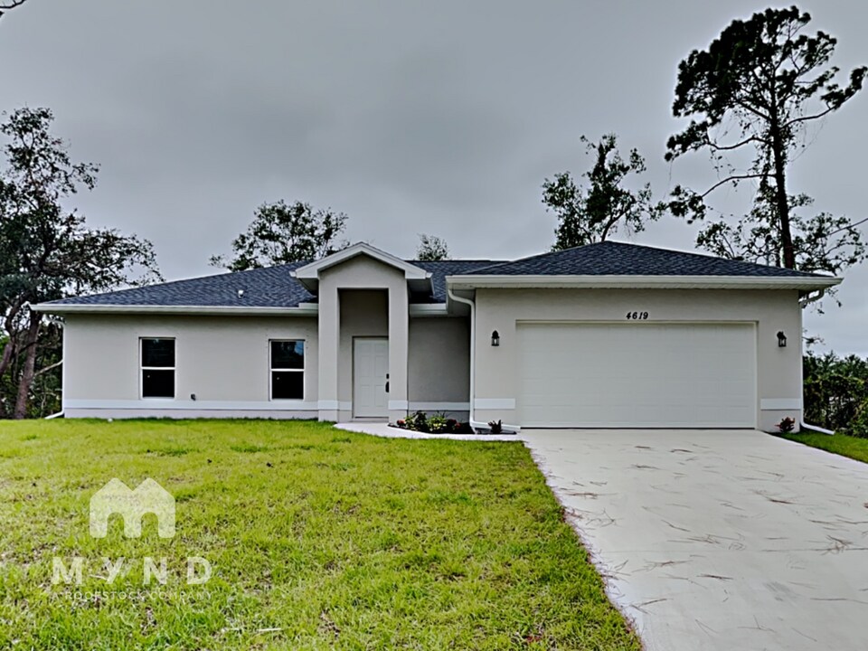 4619 E Forlano Cir in North Port, FL - Foto de edificio