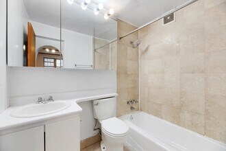 224 Sullivan St, Unit F2 in New York, NY - Foto de edificio - Building Photo