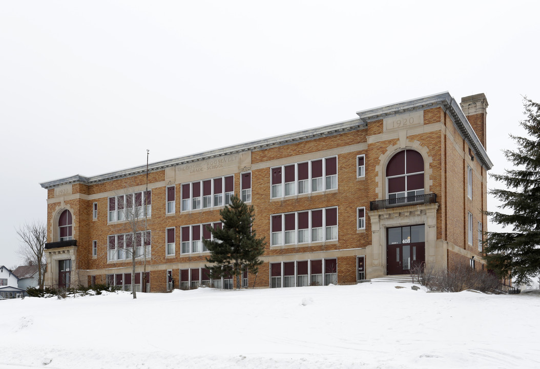 Roosevelt Center in Chisholm, MN - Foto de edificio