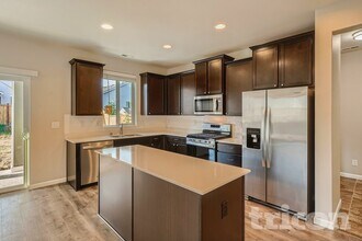 884 Sigrist Dr E in Enumclaw, WA - Foto de edificio - Building Photo