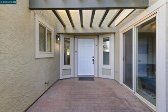 102 Luna Grande Cir in Sacramento, CA - Building Photo - Building Photo