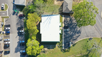 Jana Lee in Hueytown, AL - Foto de edificio - Building Photo