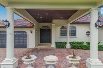 10261 SW 58th St in Miami, FL - Building Photo - Building Photo