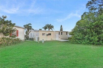 7073 SE Birchwood Ln in Stuart, FL - Foto de edificio - Building Photo