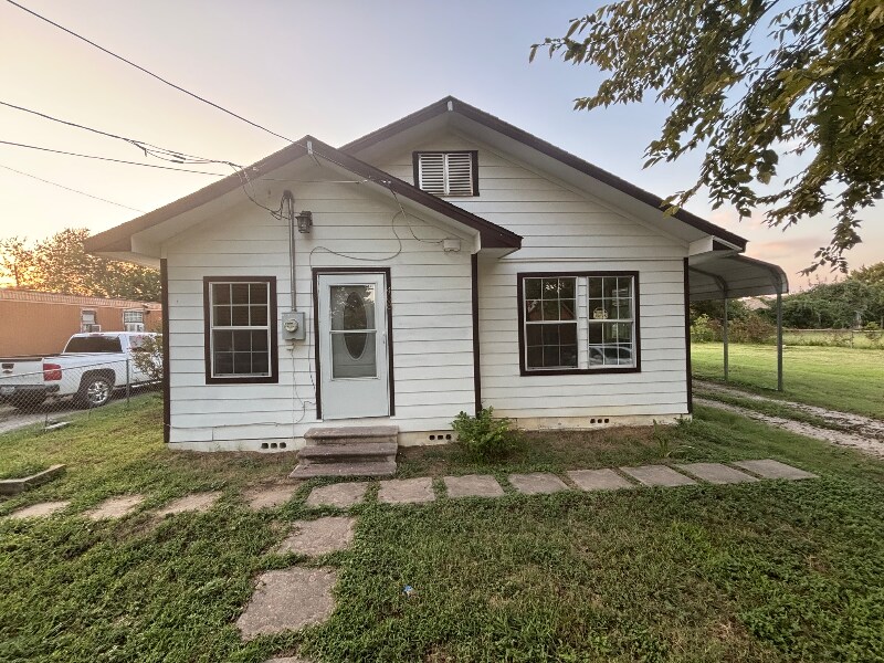 408 Houston St in Ennis, TX - Building Photo