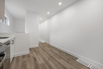 107 Hadrian Dr in Toronto, ON - Building Photo - Building Photo