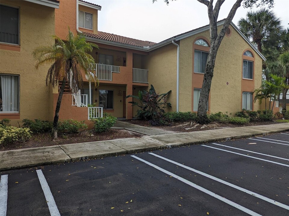 914 Coral Club Dr, Unit 914 in Coral Springs, FL - Building Photo