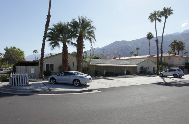 315 E Stevens Rd in Palm Springs, CA - Foto de edificio - Building Photo