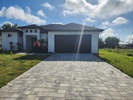 3607 SW 8th Ct in Cape Coral, FL - Building Photo