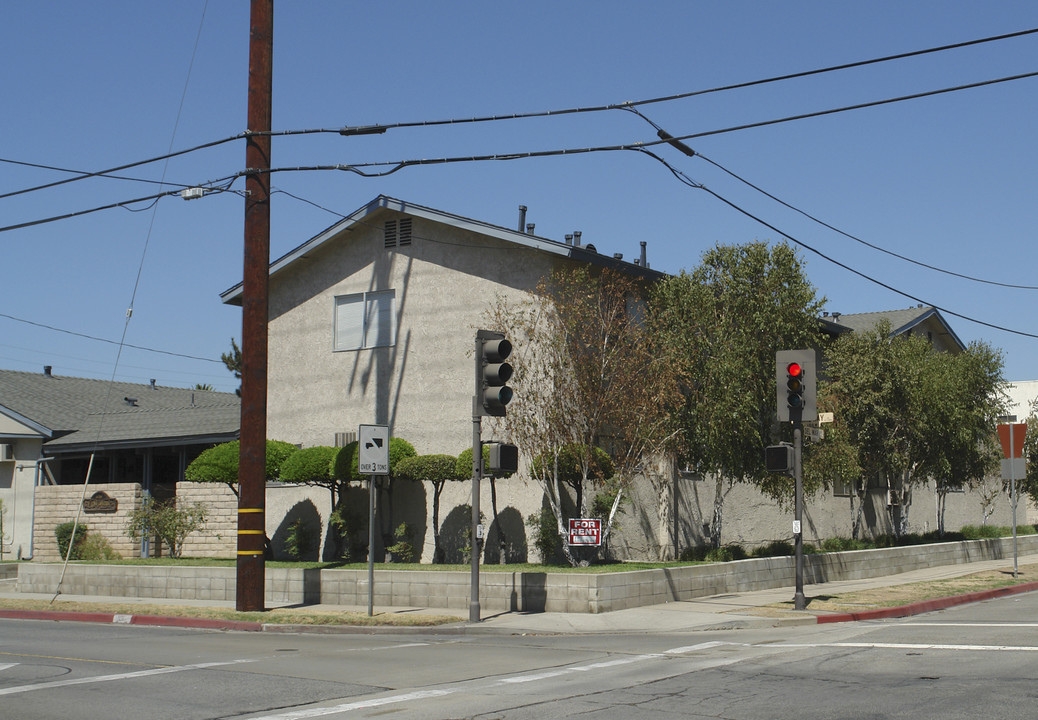 101 W Broadway in San Gabriel, CA - Foto de edificio