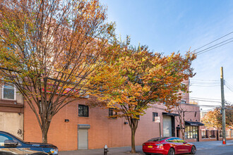 1802 27th Ave in Astoria, NY - Foto de edificio - Building Photo