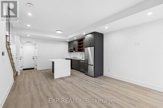 112 EVERETT Cmn in St Catharines, ON - Building Photo - Building Photo