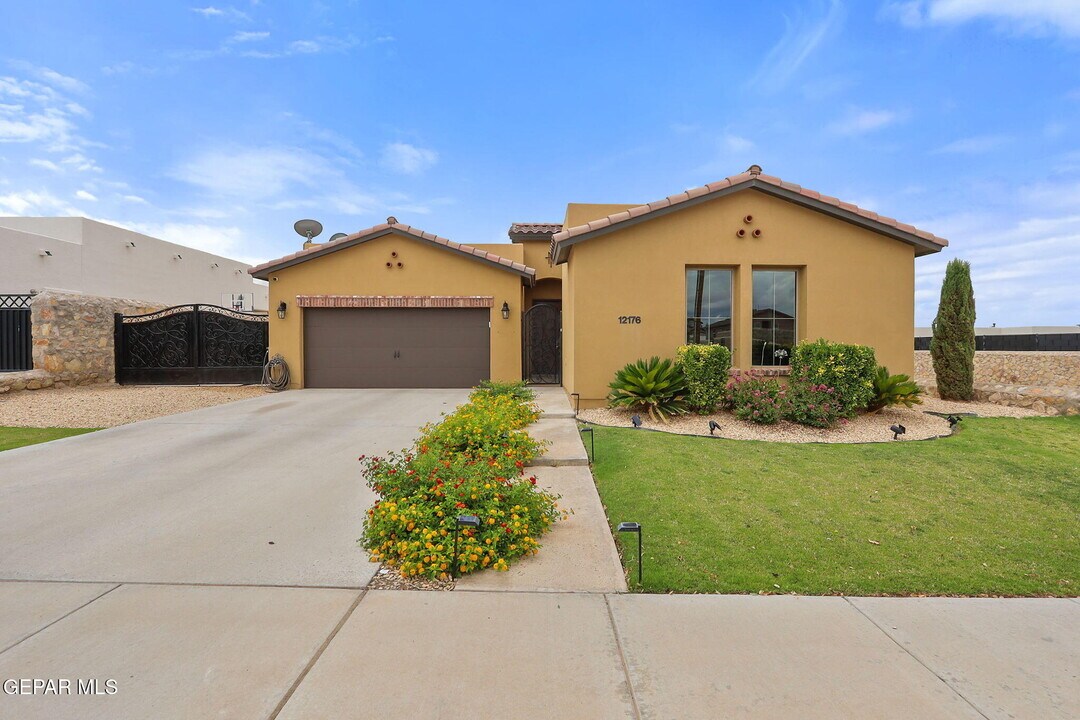 12176 Chapel Hill Rd in Horizon City, TX - Building Photo