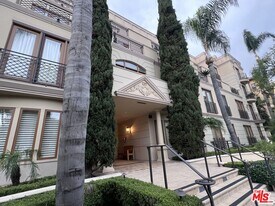 137 S Spalding Dr in Beverly Hills, CA - Building Photo