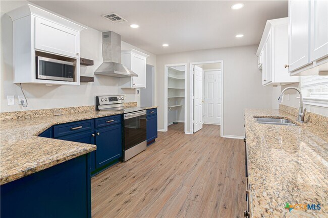 121 Castlewood Dr in Seguin, TX - Building Photo - Building Photo