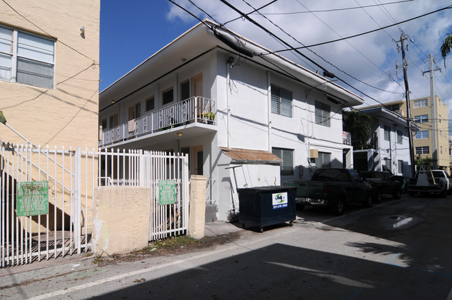 1351 Euclid Ave in Miami Beach, FL - Foto de edificio - Building Photo