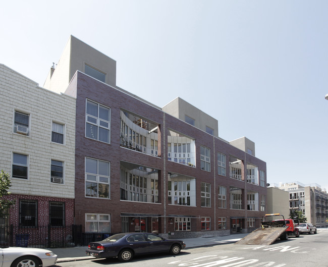 90 Meserole Street in Brooklyn, NY - Foto de edificio - Building Photo