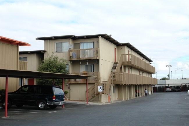 Claremont Apartments in Salinas, CA - Building Photo - Building Photo