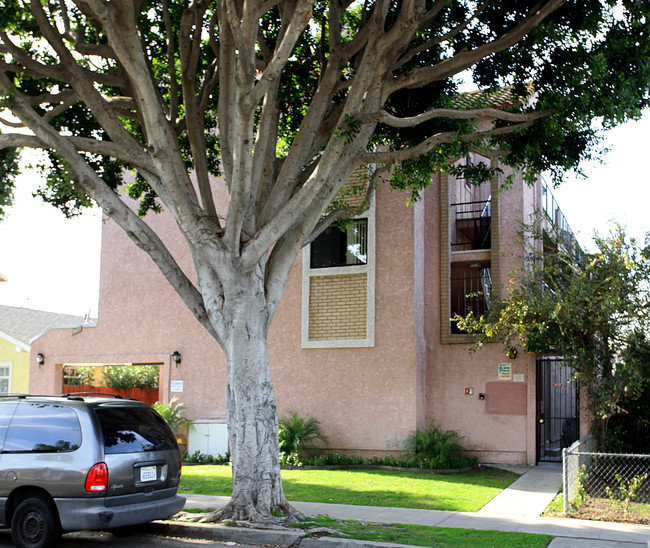 1039 Junipero Ave in Long Beach, CA - Building Photo - Building Photo