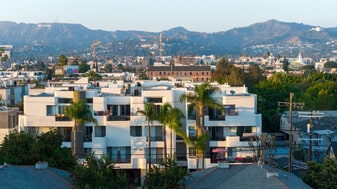 Clinton in Los Angeles, CA - Building Photo