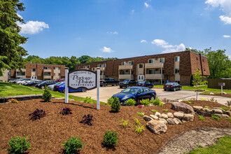 Williamsburg & Portage Pointe Apartments in Wooster, OH - Building Photo - Building Photo