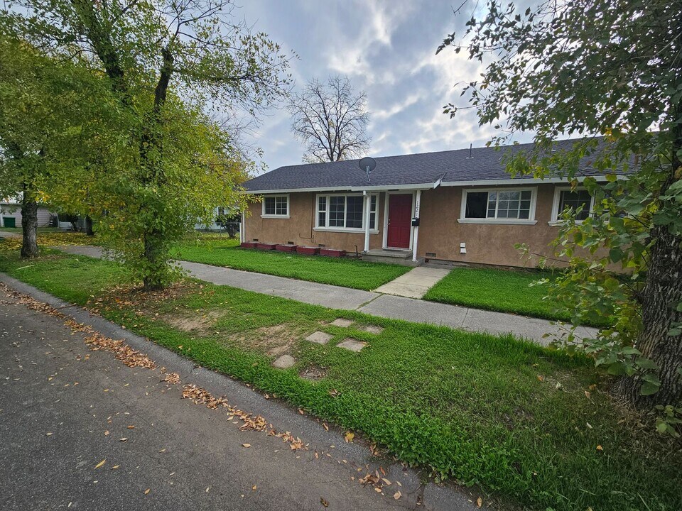 1221 Colusa St in Corning, CA - Building Photo