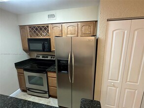 2803 N Oakland Forest Dr in Oakland Park, FL - Building Photo - Building Photo