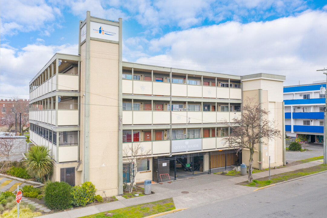 Queens Manor in Victoria, BC - Building Photo