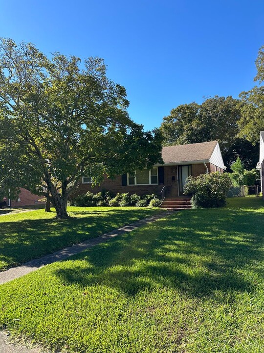 1329 Hillside Ave in Norfolk, VA - Foto de edificio